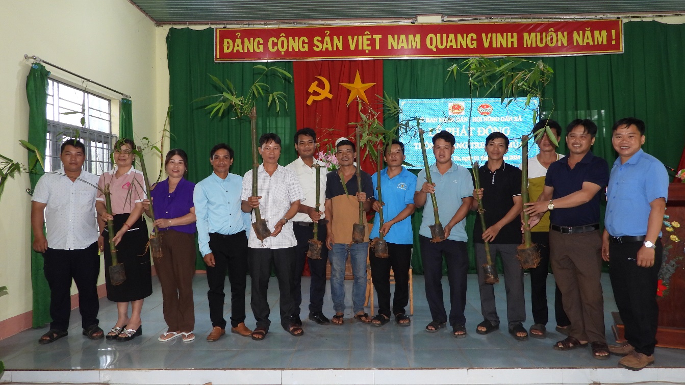 Hội Nông dân xã Ea Tir phát động trồng Tre 4 mùa